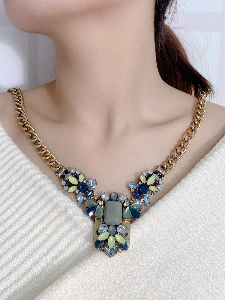 Ethnic Fashion Magazine - Collier en pierres précieuses de style